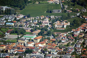 vista dall'alto di Mattarello con il castello